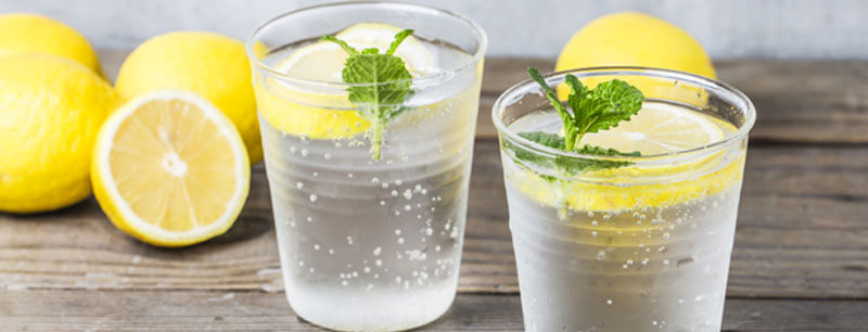 The healthiest habits for your next vacations - water with lemon
