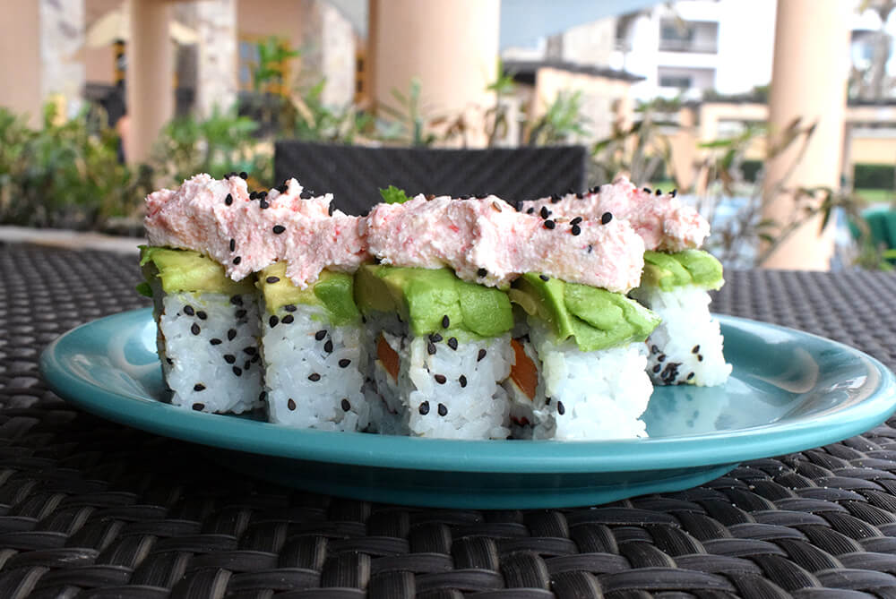 rollo de sushi con topping de aguacate