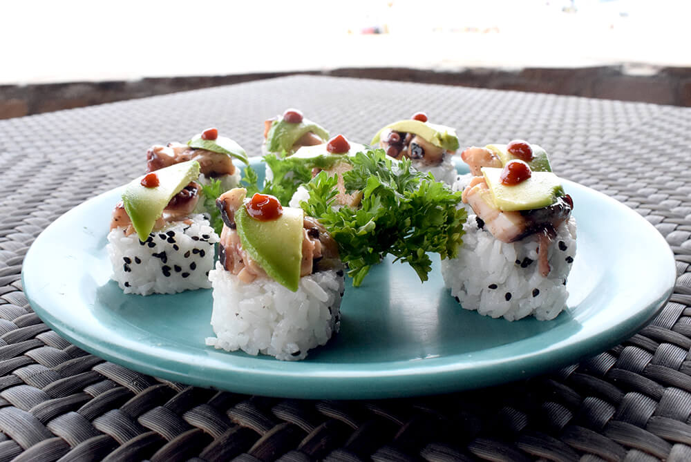 rollo sushi con salmon
