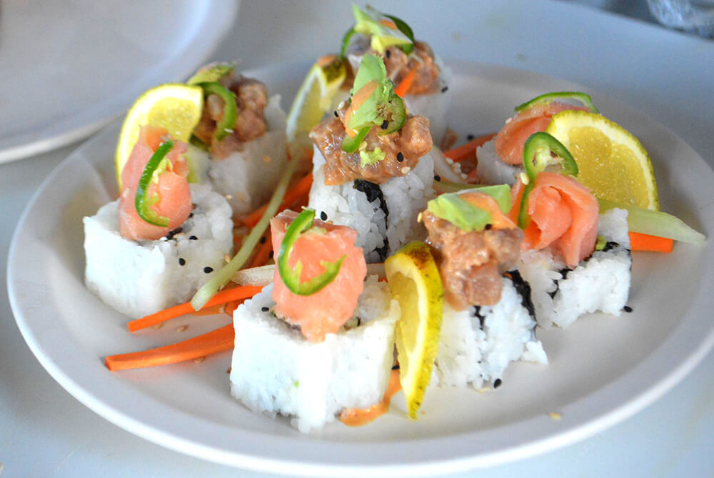 sushi con salmon y rayadura limon