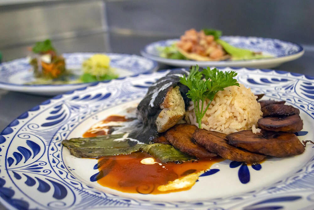 arroz con platano frito y pescado