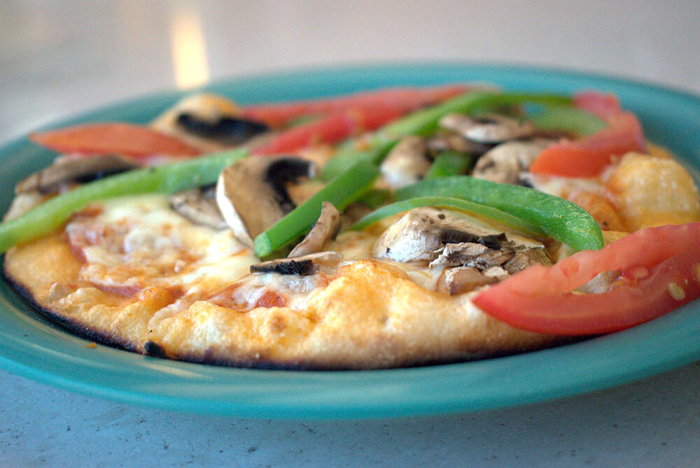 mushroom tomato pepper pizza